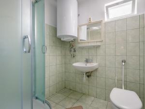 Kúpeľňa v ubytovaní Holiday Home Julia by Interhome