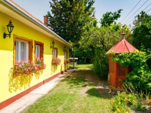 Vonkajšia záhrada v ubytovaní Holiday Home Julia by Interhome