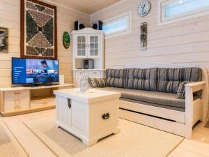 sala de estar con sofá y TV en Holiday Home Luonto-keyritty by Interhome, en Rautavaara