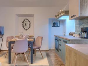 クルニカにあるHoliday Home Anita by Interhomeのキッチンにテーブルと椅子がある
