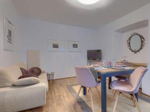 クルニカにあるHoliday Home Anita by Interhomeのリビングルーム(テーブル、椅子、ソファ付)