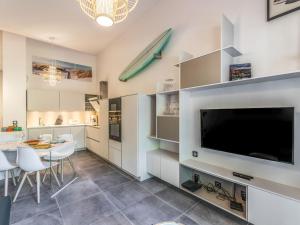 cocina con TV grande, mesa y sillas en Apartment Domaine Aïga-1 by Interhome, en Soorts-Hossegor