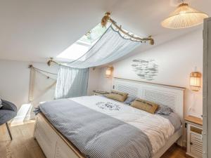 Un dormitorio con una cama grande y una ventana en Apartment Domaine Aïga-1 by Interhome, en Soorts-Hossegor