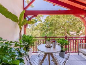 un patio con una mesa y algunas plantas en Apartment Domaine Aïga-1 by Interhome, en Soorts-Hossegor