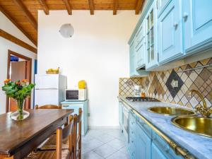 Kitchen o kitchenette sa Holiday Home Residenza Agrifoglio-3 by Interhome