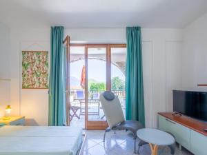 TV a/nebo společenská místnost v ubytování Studio Residenza Agrifoglio-1 by Interhome
