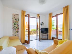 Μια τηλεόραση ή/και κέντρο ψυχαγωγίας στο Apartment Residenza Agrifoglio-4 by Interhome