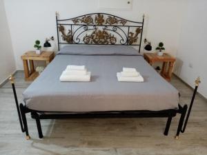 A bed or beds in a room at I Nidi di Colombo