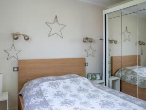 Ένα ή περισσότερα κρεβάτια σε δωμάτιο στο Apartment Les Palmiers-3 by Interhome