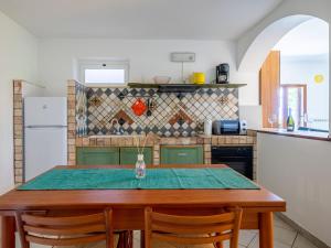 Kuchyňa alebo kuchynka v ubytovaní Apartment Residenza Agrifoglio-15 by Interhome