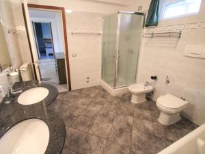 Kúpeľňa v ubytovaní Apartment Residenza Agrifoglio-15 by Interhome
