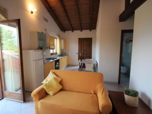 een woonkamer met een bank en een keuken bij Apartment Residenza Agrifoglio-6 by Interhome in Luino