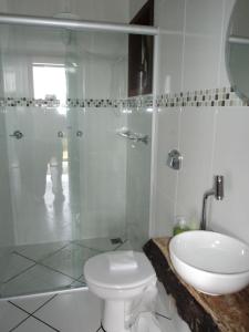 Um banheiro em Hotel Fazenda e Pousada Rancho da Guaiaca