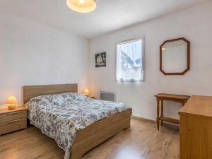 1 dormitorio con cama y espejo en Holiday Home Côté du Lac by Interhome, en Soustons
