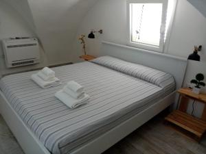 A bed or beds in a room at I Nidi di Colombo