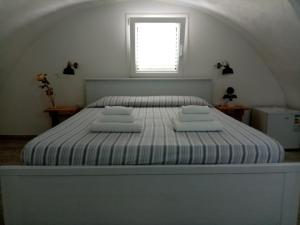 A bed or beds in a room at I Nidi di Colombo
