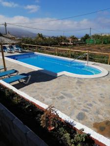 uma grande piscina com uma cerca em redor em Finca Pozo Taburiente 1 em El Paso