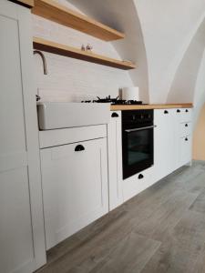 A kitchen or kitchenette at I Nidi di Colombo
