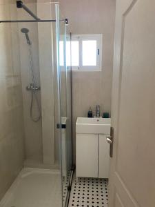 een badkamer met een douche en een wastafel bij Villa Maioli in Olivella