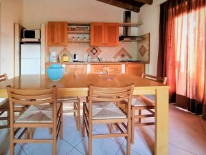 Kuchyňa alebo kuchynka v ubytovaní Apartment Residenza Agrifoglio-14 by Interhome + 24 fotografií