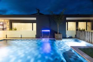 una piscina frente a una casa por la noche en Abraços dos Avós - Casas de aldeia en Viana do Castelo