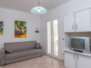Televízia a/alebo spoločenská miestnosť v ubytovaní Apartment Mari by Interhome