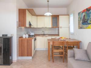 cocina y comedor con mesa y sillas en Apartment Mari by Interhome, en Olbia