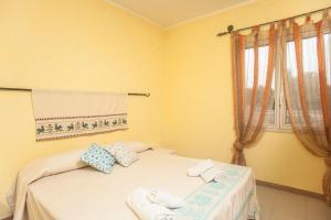 ein Schlafzimmer mit einem Bett mit Handtüchern darauf in der Unterkunft Villa erica appartamento Alice in Villa San Pietro