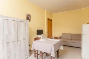 ein Wohnzimmer mit einem Tisch und einem Sofa in der Unterkunft Villa erica appartamento Alice in Villa San Pietro
