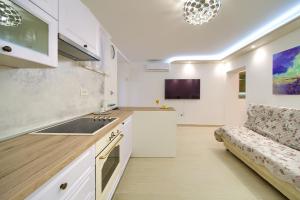 una cocina con fregadero y un sofá en una habitación en Casa Aurelia - Mali Tone, en Krk