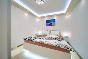 ein Schlafzimmer mit einem Bett in einem weißen Zimmer in der Unterkunft Casa Aurelia - Mali Tone in Krk