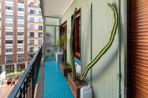 a balcony with plants on the side of a building at Suitesettepesciolini - Casa vacanza PERLA in Salerno