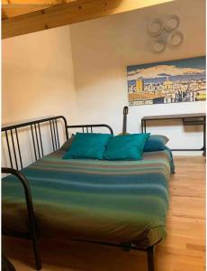 Hygge House Catania في كاتانيا: غرفة نوم عليها سرير ومخدات زرقاء