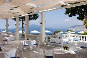 Un restaurante o sitio para comer en Grand Hotel Europa Palace