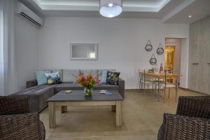 een woonkamer met een bank en een tafel bij The Rhodes Marina Apartment in Rhodos-stad