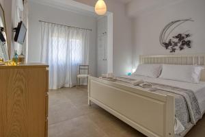 Een bed of bedden in een kamer bij The Rhodes Marina Apartment