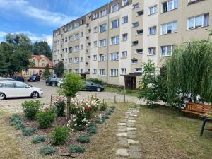 un edificio con un montón de plantas en un patio en Mieszkanie 2 pokojowe en Gdansk