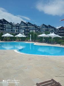 Bazén v ubytování Апартамент-студио в Банско-Разлог,Aspen Golf- C206 nebo v jeho okolí