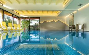 Hotel Tauernblick - Thermenhotels Gastein 내부 또는 인근 수영장