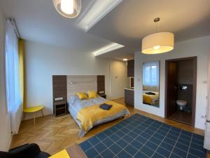 een slaapkamer met een bed en een blauw tapijt bij Frank & Fang Apartments MK1 in Boedapest