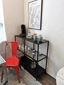 czarny stolik z czerwonym krzesłem i stołem w obiekcie Industrial Studio am Neuen Dom w Linzu