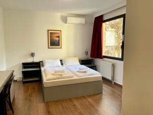 Habitación pequeña con cama y ventana en Thomas Hotel Budapest en Budapest