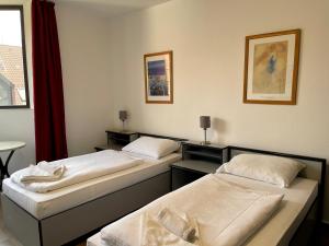 duas camas num quarto de hotel com em Thomas Hotel Budapest em Budapeste