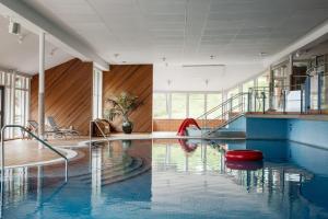 una piscina con scivolo rosso al centro di Hotell Gyllene Hornet a Tällberg