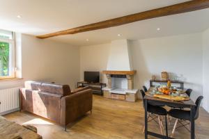 a living room with a couch and a table at La Vénus de Renancourt - face au Zénith, Licorne, Mégacité in Amiens