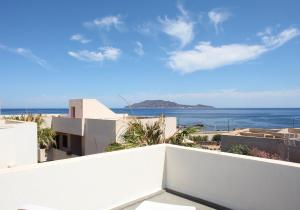 una vista sull'oceano dal balcone di un edificio di Casa Maja rooms & suites a Favignana