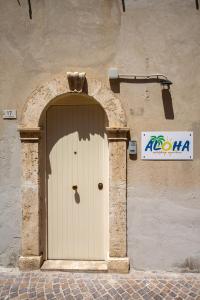 uma porta no lado de um edifício de pedra em Aloha em San Benedetto del Tronto