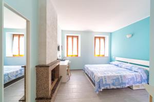 サン・ベネデット・デル・トロントにあるAlohaの青いベッドルーム(ベッド2台、暖炉付)