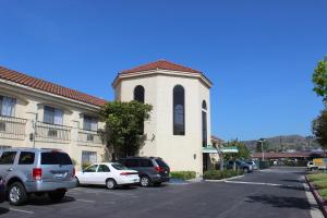 een kerk met auto's geparkeerd op een parkeerplaats bij Ocean Gateway Inn in Santa Paula