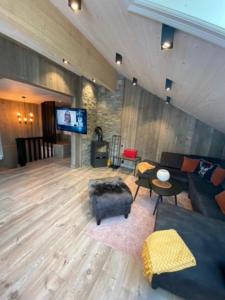 a living room with a couch and a tv at Villa Solsiden Geilo in Geilo